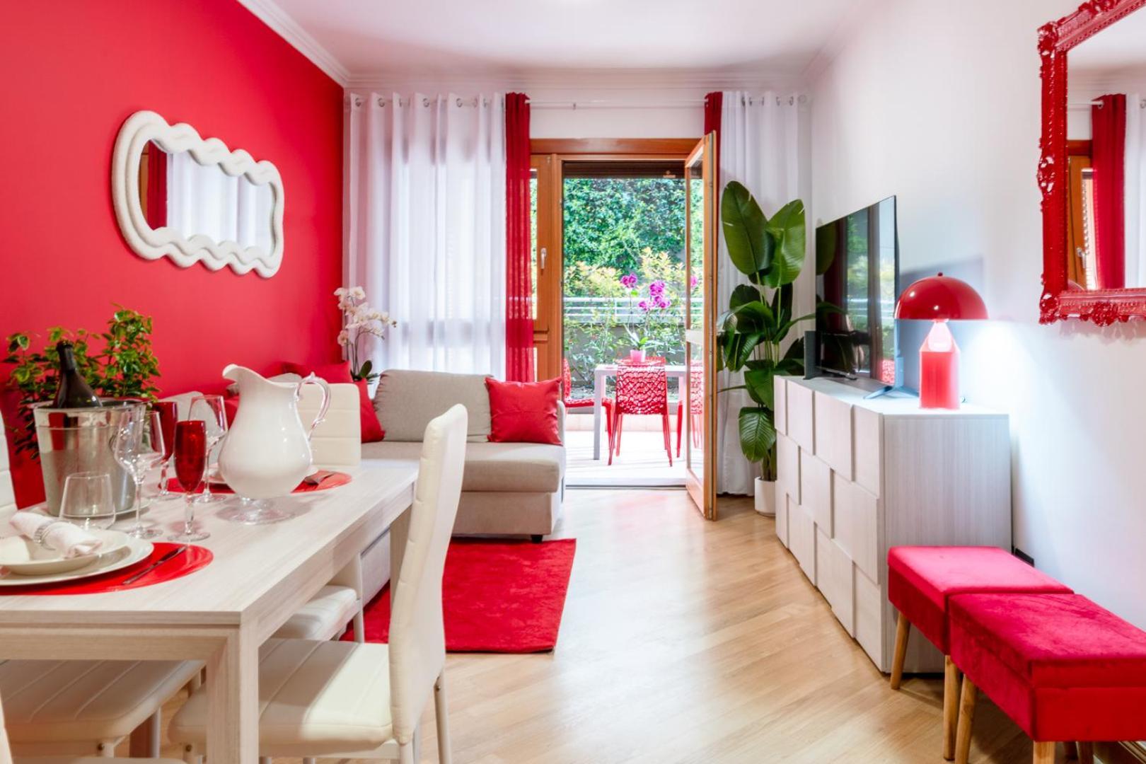 Red Chic Rom
