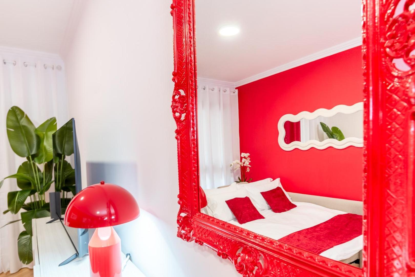 Red Chic Rom