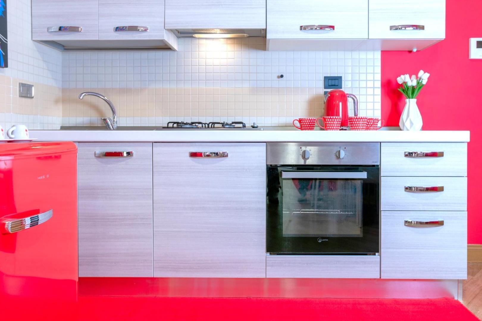 Red Chic Apartment *