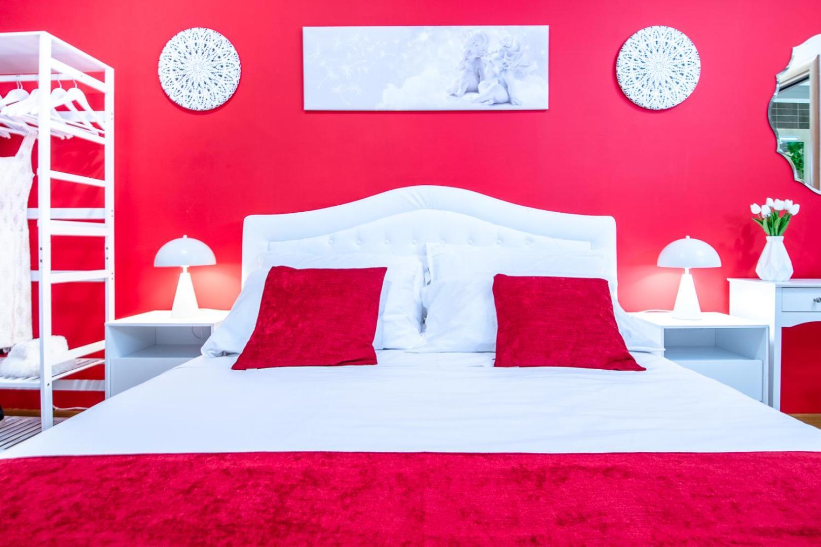 Red Chic Apartment *